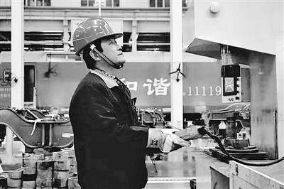 蘭州：寒夜黃河邊，他一把拉出落水大學(xué)生