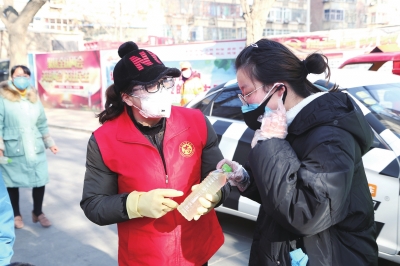 用點滴善舉筑就強(qiáng)大正能量 蘭州市各級道德模范、蘭州好人齊心援助抗擊疫情一線