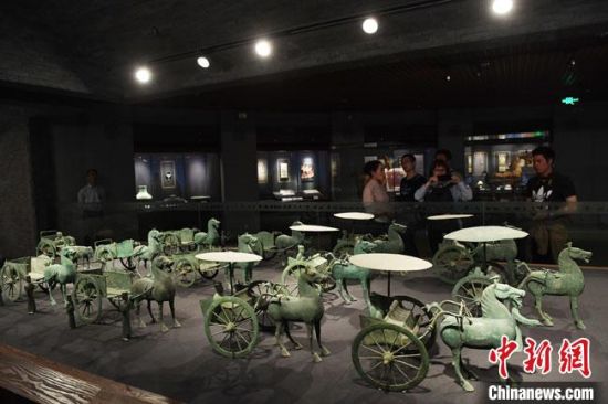 圖為甘肅省博物館展陳的東漢銅奔馬車陣。(資料圖) 楊艷敏 攝
