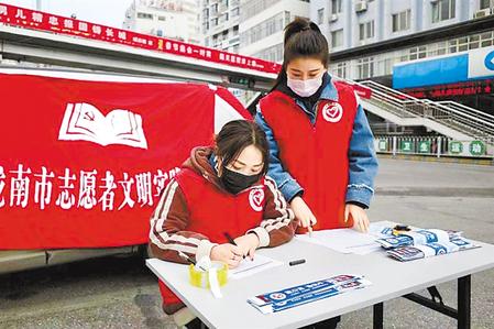 這個(gè)春天，那一抹鮮亮的“志愿紅”　——隴原志愿者戰(zhàn)“疫”記