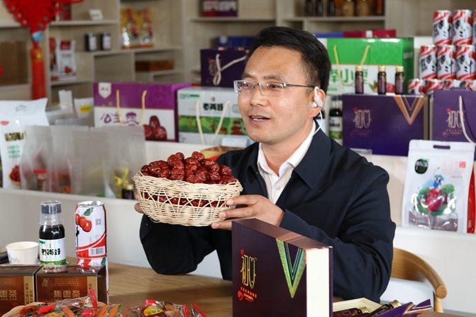 “縣長直播天團(tuán)”唱響“甘貨春之聲”，售出近30種甘貨1萬余件 開進(jìn)直播間的網(wǎng)絡(luò)扶貧博覽會(huì)，受百萬網(wǎng)友點(diǎn)贊 
