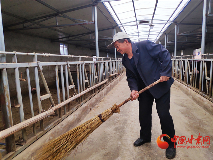 【甘肅省決戰(zhàn)決勝脫貧攻堅(jiān)】脫貧戶(hù)李明堂：脫貧也光榮 幸?？侩p手