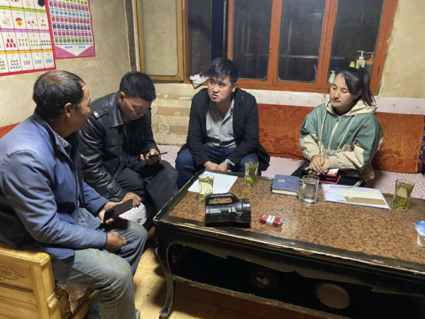 圖為木耳鎮(zhèn)紀(jì)檢干事盧建民（左三）連夜在多壩村多壩組奚連德家中了解受災(zāi)情況，排查安全隱患，并宣傳發(fā)生次生災(zāi)害的相關(guān)知識(shí)。_副本.jpg