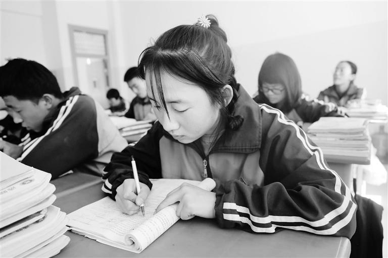 慶陽環(huán)縣這名小姑娘，柔弱肩膀撐起一個(gè)大家庭
