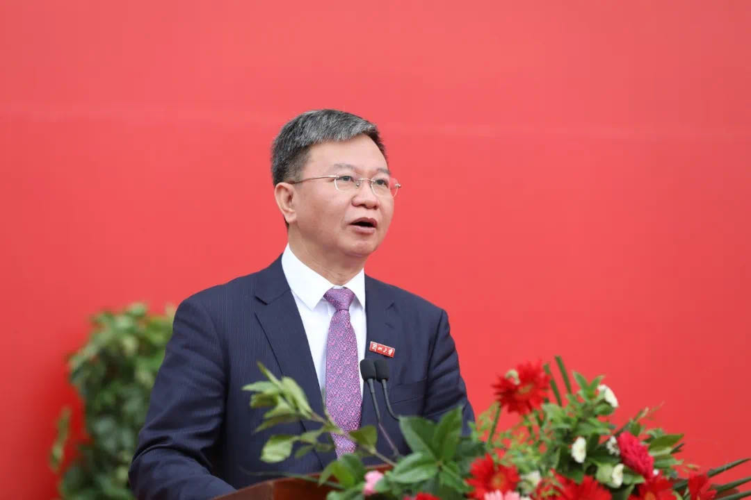 蘭州大學(xué)校長嚴(yán)純?nèi)A寄語2020屆本科畢業(yè)生：做敢擔(dān)當(dāng)、能擔(dān)當(dāng)、有擔(dān)當(dāng)?shù)娜?>
        </a><em>蘭州大學(xué)校長嚴(yán)純?nèi)A寄語2020屆本科畢業(yè)生：做敢擔(dān)當(dāng)、能擔(dān)當(dāng)、有擔(dān)當(dāng)?shù)娜?/em></li>
    <li><a  target=