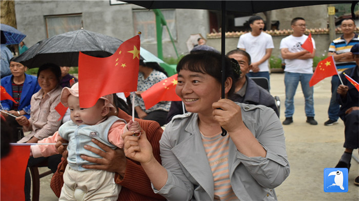 隴南市紀(jì)委監(jiān)委黨員干部與宕昌縣官亭鎮(zhèn)杜家村群眾一起慶祝黨的生日。_副本.jpg
