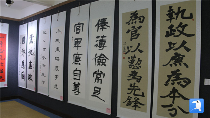 7月1日上午，定西市通渭縣紀(jì)委監(jiān)委舉辦“襄郡清風(fēng)·喜迎建黨99周年”廉政文化書畫展，共同為黨的生日獻(xiàn)禮。_副本.jpg