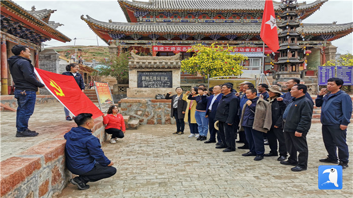 “七一”前夕，甘南州紀(jì)委監(jiān)委機(jī)關(guān)第二黨支部組織支部黨員和幫扶村黨員赴臨潭縣新城鎮(zhèn)蘇維埃舊址紅色教育基地參觀學(xué)習(xí)活動。_副本.jpg