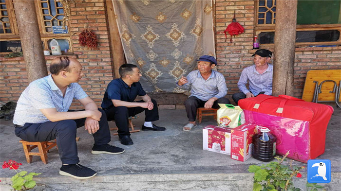 在建黨99周年來臨之際，隴南市禮縣紀(jì)委監(jiān)委在中壩鎮(zhèn)、三峪鄉(xiāng)開展“七一”慰問老黨員、困難黨員活動，為他們送去組織的關(guān)懷和節(jié)日的問候。_副本.jpg
