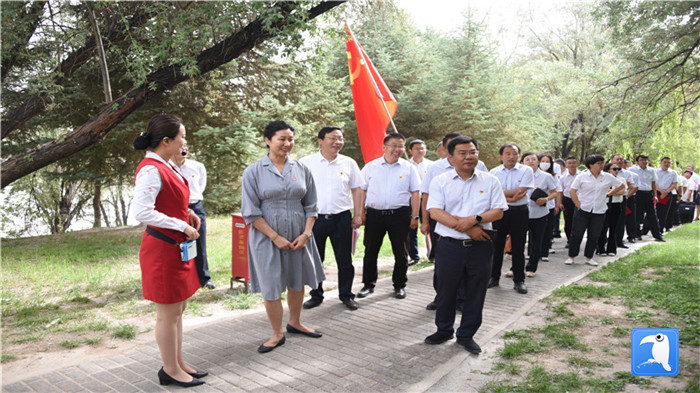 7月1日，嘉峪關(guān)市紀(jì)委監(jiān)委機(jī)關(guān)黨委在迎賓湖絲路廉潔文化主題公園舉行慶祝黨建99周年迎“七一”主題黨日活動。_副本.jpg
