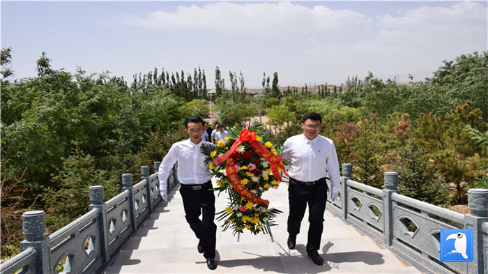 七一”前夕，白銀市紀(jì)委監(jiān)委機(jī)關(guān)黨委組織黨員來到紅軍西路軍景泰烈士陵園開展主題黨日活動。 朱鵬拍攝_副本.jpg