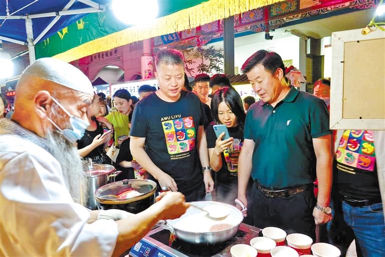 鄭州餐飲同行“打卡”金城夜市：“月光下的蘭州美食，唇齒留香”