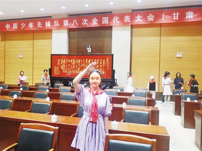代表蘭州少先隊員參加全國少代會——這個小姑娘，攢勁！