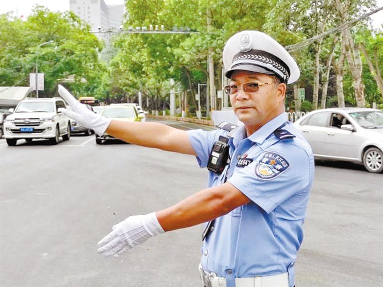 蘭州城關區(qū)交警大隊一線老交警馬驍：俯首甘為“老黃?！?>
        </a><em>蘭州城關區(qū)交警大隊一線老交警馬驍：俯首甘為“老黃牛”</em></li>
    <li><a  target=