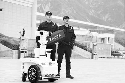 新奇！5G巡邏機器人亮相隴南武都街頭