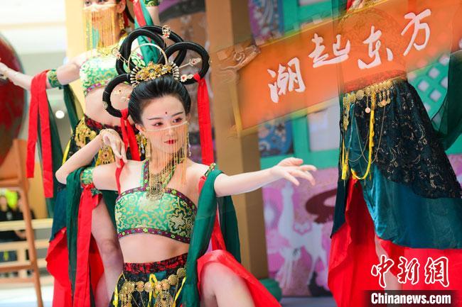 圖為今年9月5日，在重慶亮相的敦煌博物館“潮起東方”主題活動現(xiàn)場。敦煌博物館供圖