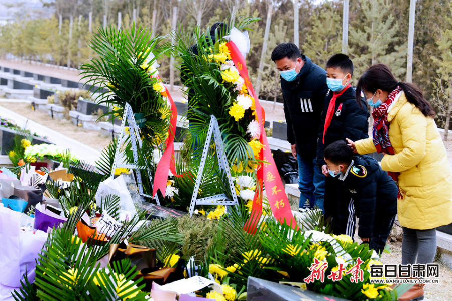 委托快遞、自發(fā)前往，社會各界在陳紅軍烈士墓前獻(xiàn)花致敬