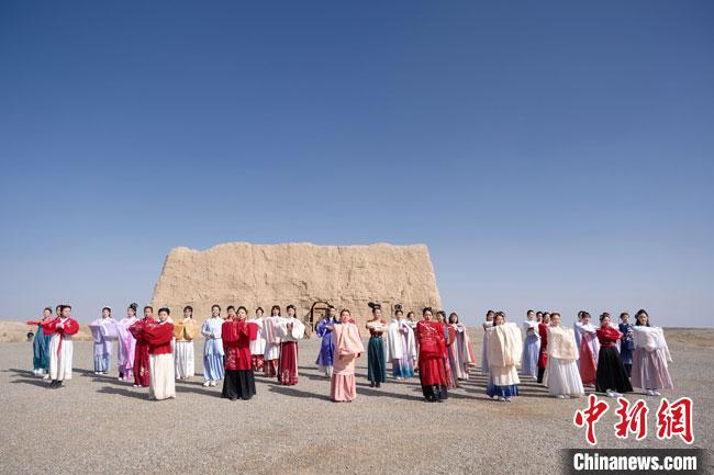 數(shù)十位身著古裝的女性通過(guò)體驗(yàn)賞漢舞、習(xí)漢禮、吟誦詩(shī)詞等中華傳統(tǒng)文化，再現(xiàn)古絲綢之路的繁華盛景?！∏窳?攝