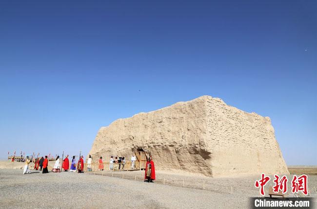 數(shù)十位身著古裝的女性通過(guò)體驗(yàn)賞漢舞、習(xí)漢禮、吟誦詩(shī)詞等中華傳統(tǒng)文化，再現(xiàn)古絲綢之路的繁華盛景?！⊥踺?攝