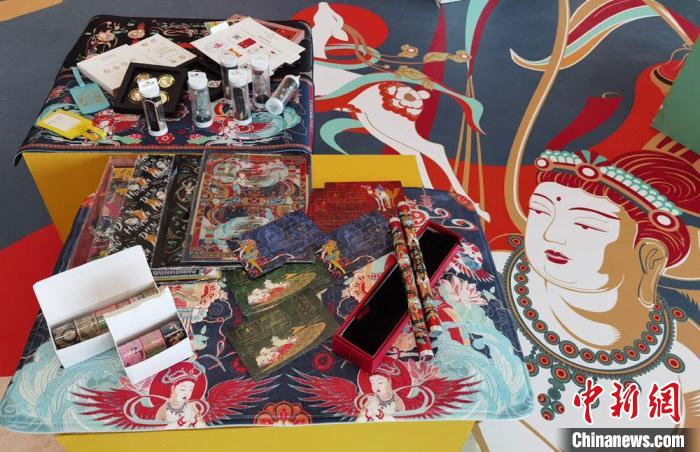 60余類敦煌主題的文創(chuàng)產(chǎn)品讓人愛不釋手。　丁思 攝