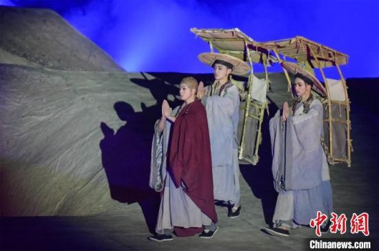 圖為演出現(xiàn)場(chǎng)，該劇獨(dú)創(chuàng)360度旋轉(zhuǎn)并前后移動(dòng)觀眾席，顛覆傳統(tǒng)劇場(chǎng)舞臺(tái)表演模式?！⊥醣筱y 攝