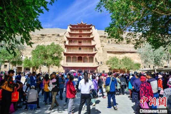 中國(guó)農(nóng)歷四月初八，敦煌民眾傳承歷史習(xí)俗，前往莫高窟燒香禮佛、祈福。(資料圖) 王斌銀 攝
