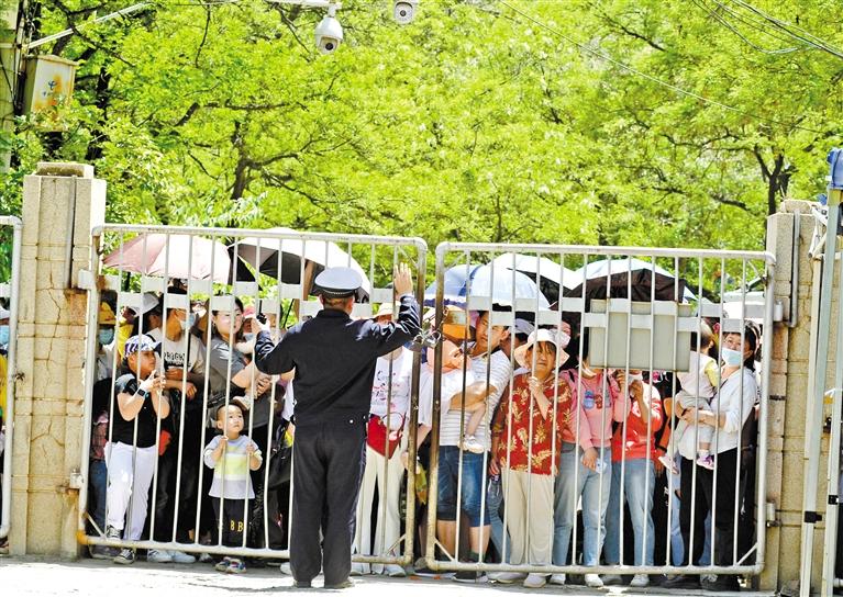 人流如潮 入園游客突破5萬(wàn) 五泉山公園、蘭州市動(dòng)物園昨日臨時(shí)閉園