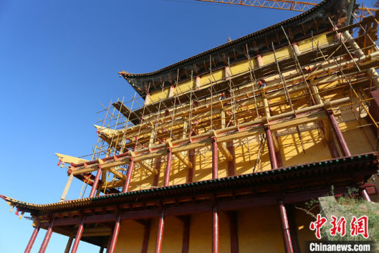 圖為5月上旬，甘肅山丹縣大佛寺內(nèi)，正在修繕中的古建筑大雄寶殿。 中新社記者 高展 攝