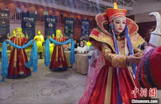 圖為中國首部邊塞史詩劇《天下雄關》首演發(fā)布會現(xiàn)場?！〈蘖?攝