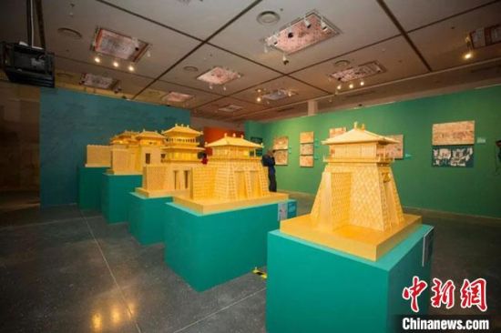 圖為呈現(xiàn)敦煌壁畫中的建筑和園林之美的復(fù)原模型。(資料圖) 敦煌研究院供圖