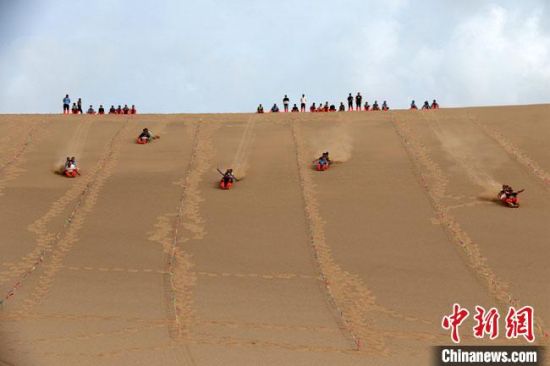6月13日，敦煌鳴沙山月牙泉景區(qū)舉辦滑沙比賽?！垥粤?攝