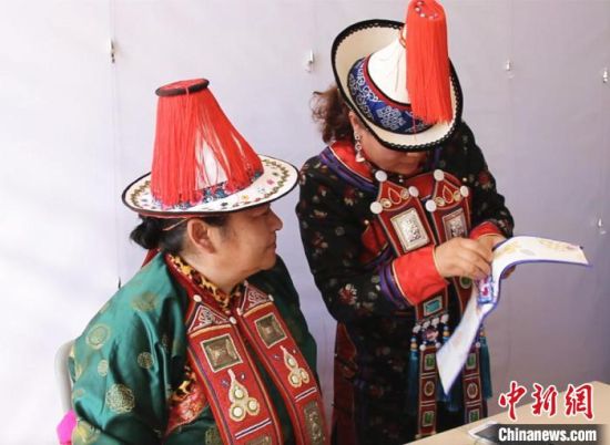 圖為用活態(tài)傳習(xí)的模式促進(jìn)裕固族非物質(zhì)文化遺產(chǎn)的保護(hù)傳承?！∈缝o靜 攝