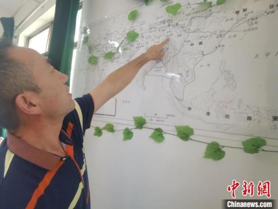 圖為甘肅省社會(huì)科學(xué)院絲綢之路研究所所長(zhǎng)侯宗輝指出《絲綢之路古文明》課題組考察線路?！￠Z姣 攝