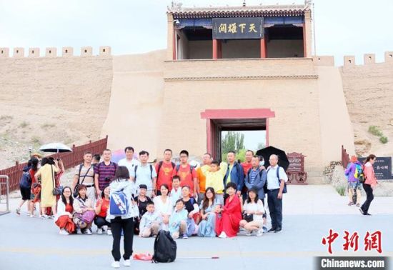 歷經(jīng)數(shù)十載保護(hù)修繕的古老關(guān)城得以延年益壽，成為了海內(nèi)外游客“絲路游”的必經(jīng)打卡地?！「哒?攝