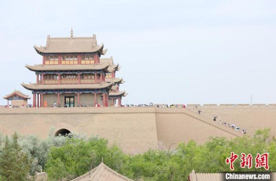 歷經(jīng)數(shù)十載保護修繕的古老關(guān)城得以延年益壽，成為了海內(nèi)外游客“絲路游”的必經(jīng)打卡地?！「哒?攝