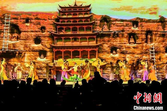 開幕式文藝展示“相約敦煌”，通過數(shù)字技術將莫高窟“搬到”演出現(xiàn)場。　甘肅省文化和旅游廳供圖