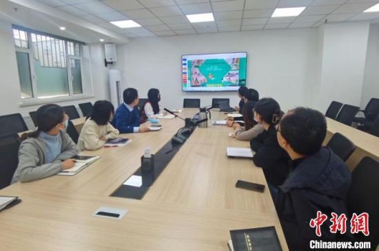 圖為甘肅教育出版社《寫給青少年的敦煌故事》叢書項目組，探討圖書封面設(shè)計?！￠Z姣 攝