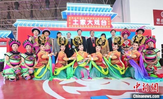 11月26日，“甘肅團(tuán)”在首屆中國(武漢)文化旅游博覽會(huì)展區(qū)的“土家大戲臺(tái)”，與“湖北團(tuán)”互訪交流?！「拭C省文化和旅游廳供圖