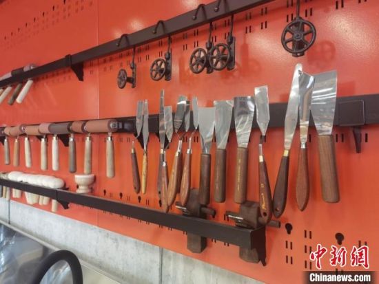 圖為徐晉林制作雕版敦煌壁畫(huà)所用工具?！￠Z姣 攝