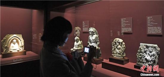2018年8月，《平山郁夫的絲路世界——平山郁夫絲綢之路美術館文物展》在甘肅敦煌莫高窟開展。中新社記者 楊艷敏 攝