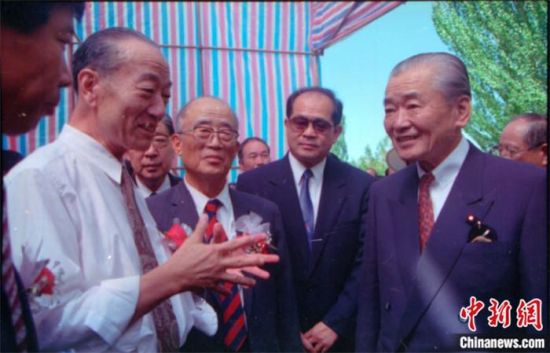 1994年8月，時任日本首相竹下登(右一)與時任敦煌研究院院長段文杰在莫高窟親切交談。中新社發(fā) 婁婕 供圖