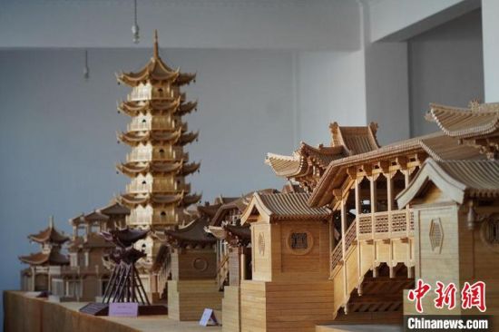 圖為古建筑模型制作技藝傳習(xí)所展廳內(nèi)的微縮古建筑作品。　九美旦增 　攝