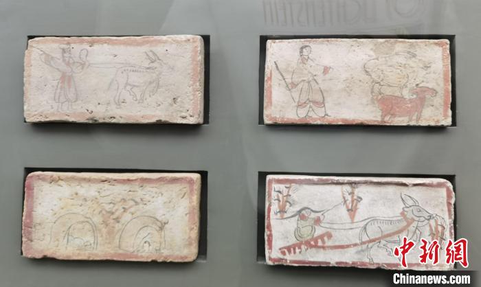 圖為嘉峪關(guān)長城博物館館藏文物魏晉墓彩繪畫像磚中豐富多彩的古代農(nóng)牧業(yè)生產(chǎn)活動。(資料圖) 丁思 攝