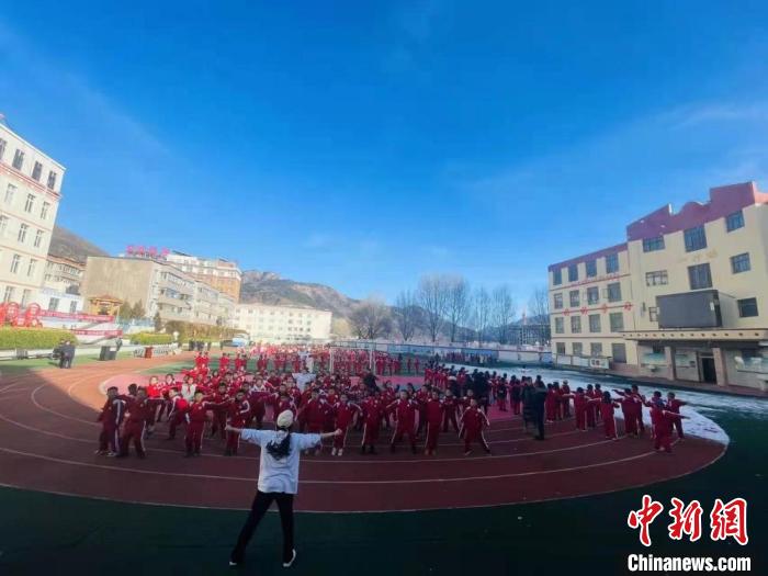 圖為街舞老師教授藏族學子跳街舞?！￡惿菩?攝