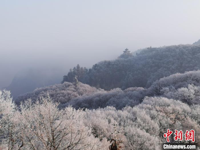 圖為連綿山脈，皆是白色?！⌒煺袢A 攝