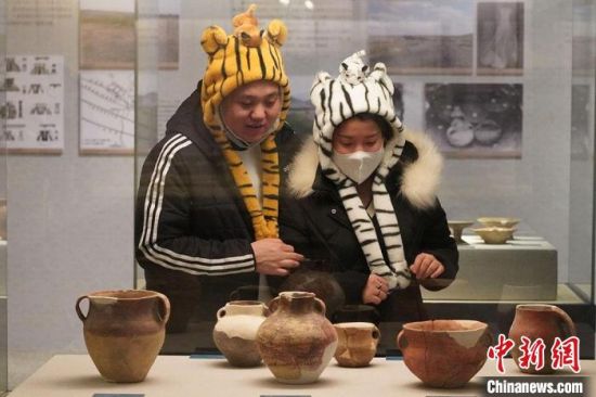 圖為市民戴虎頭帽在博物館內(nèi)參觀。九美旦增 攝