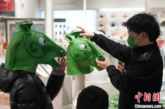 圖為“神馬來(lái)了”銅奔馬頭套?！【琶赖┰?攝