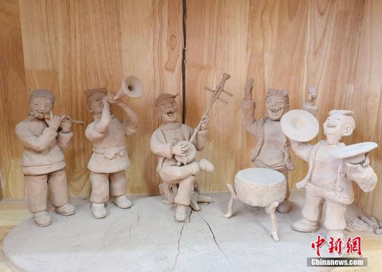 圖為泥塑作品展現(xiàn)人們娛樂場景。 劉玉桃 攝
