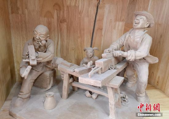 圖為泥塑作品。 劉玉桃 攝