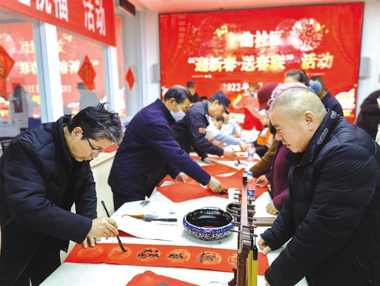 蘭州新區(qū)開展“墨香四溢送春聯(lián)·情暖文曲送祝?！被顒?>
        </a><em>蘭州新區(qū)開展“墨香四溢送春聯(lián)·情暖文曲送祝福”活動</em></li>
    <li><a  target=